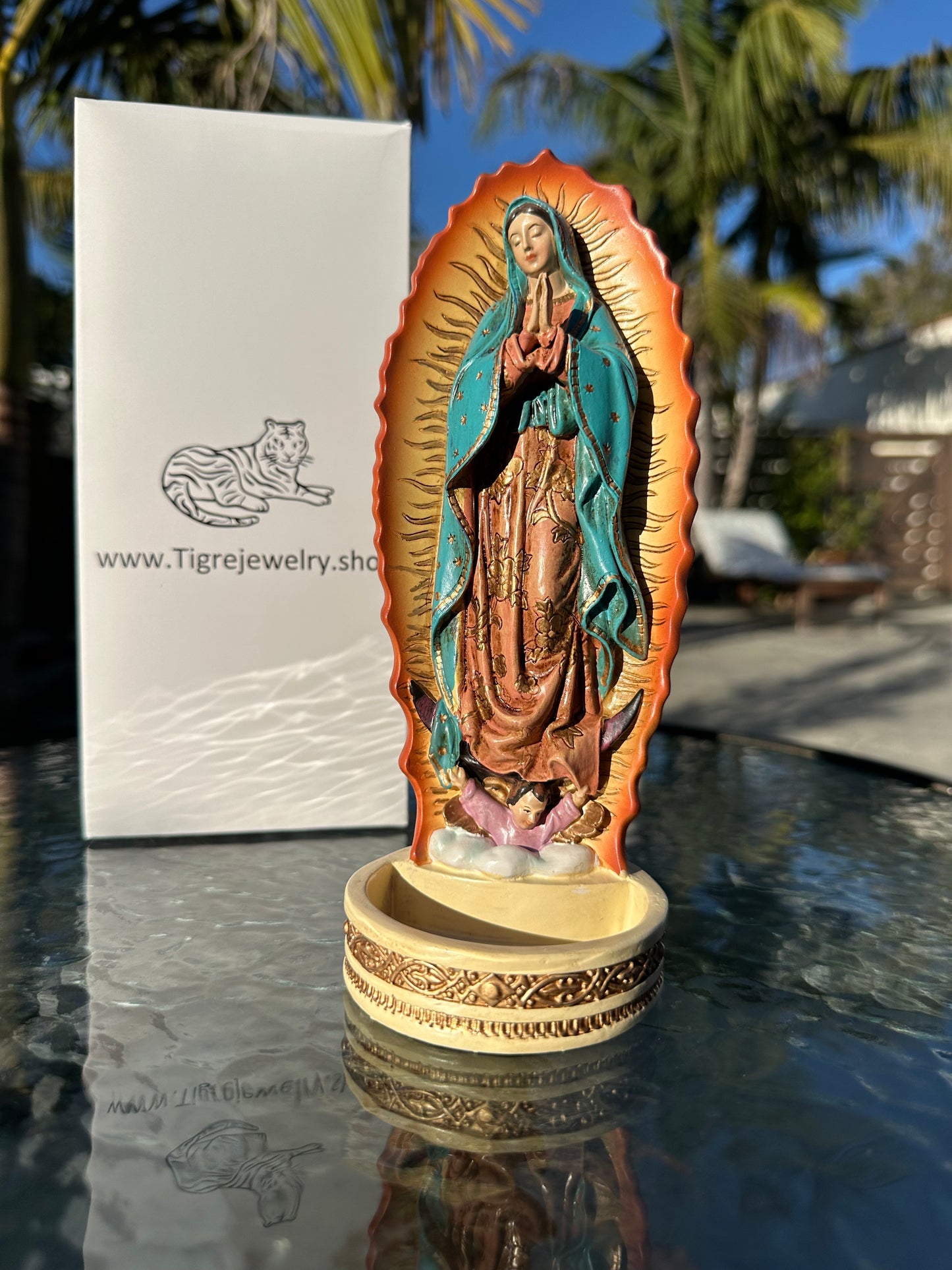 Virgen Mary Statue